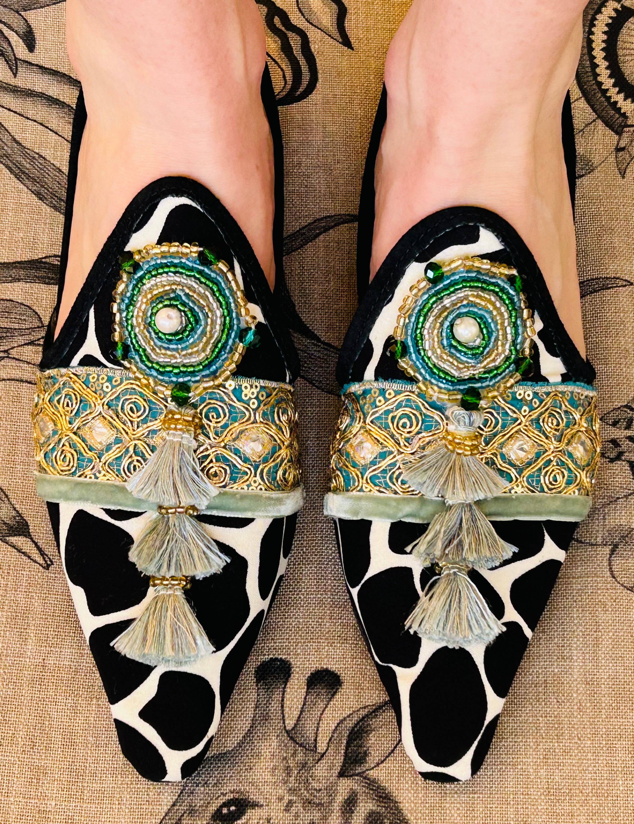 Giraffe with 3 small tassel