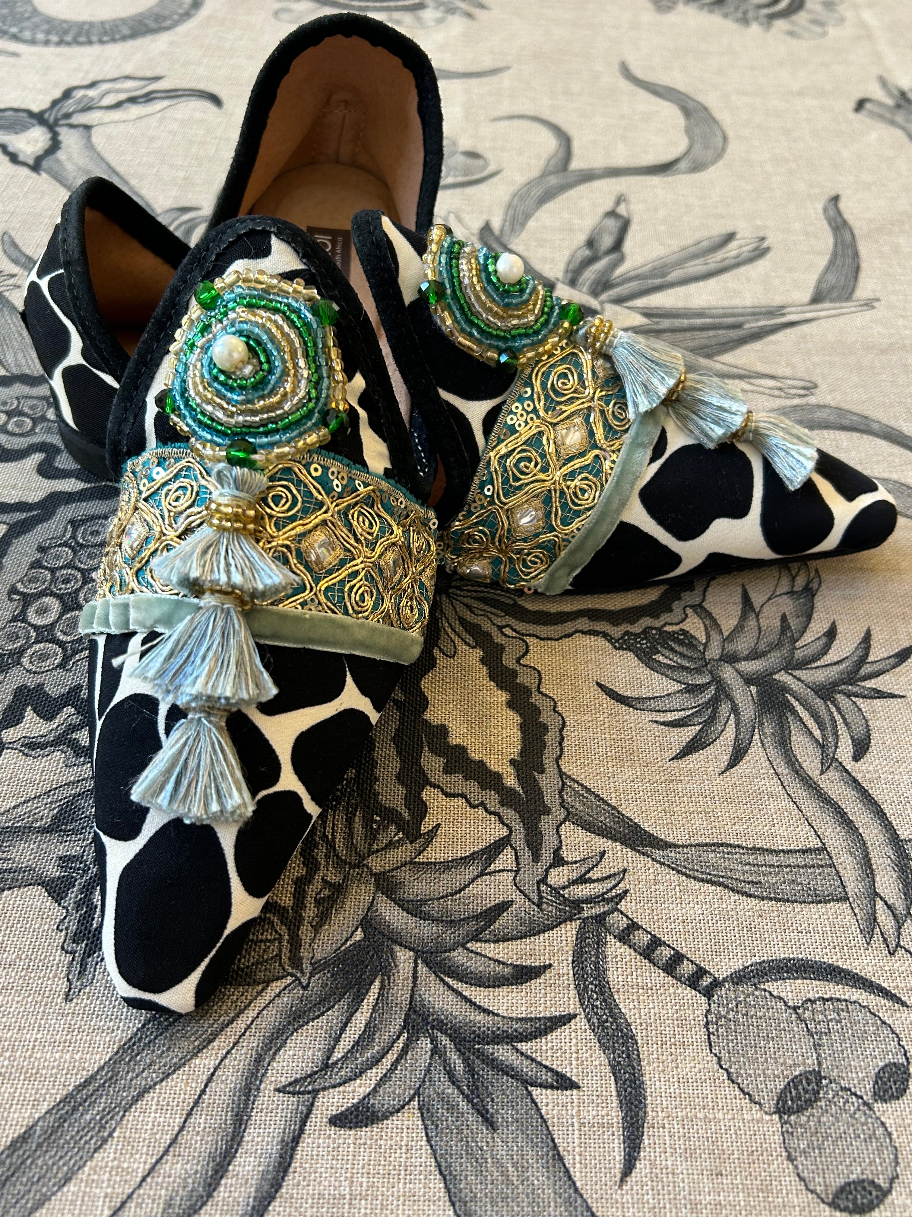 Giraffe with 3 small tassel