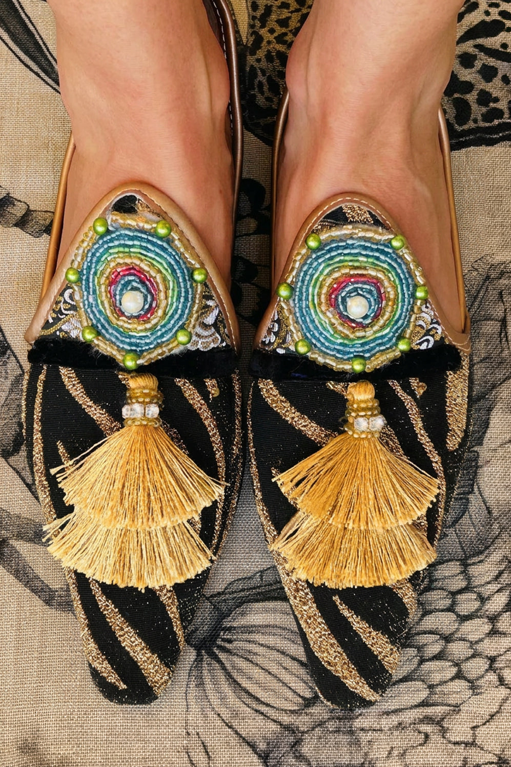 Leo with double bee & tassel