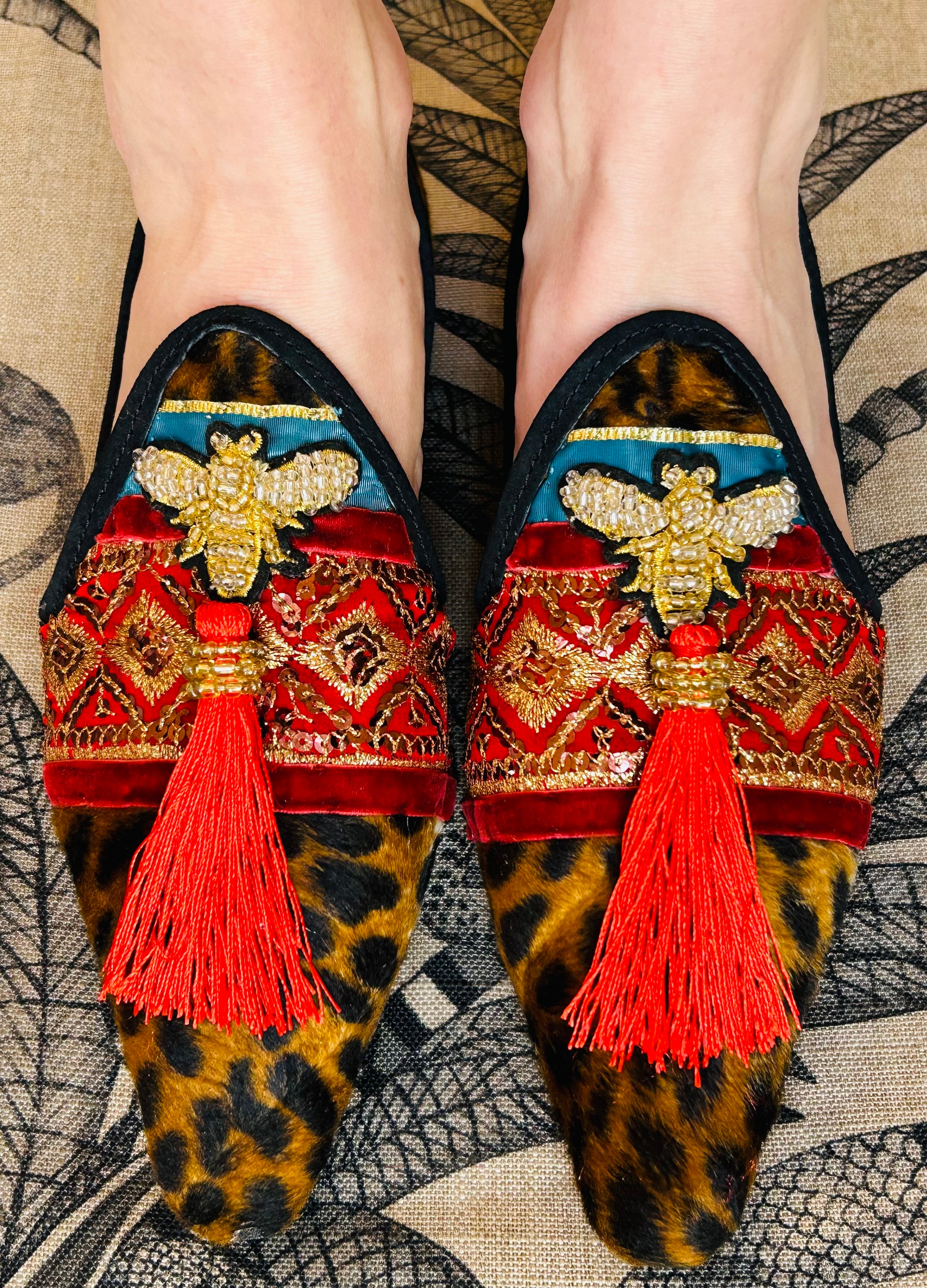 Leo with bee & tassel