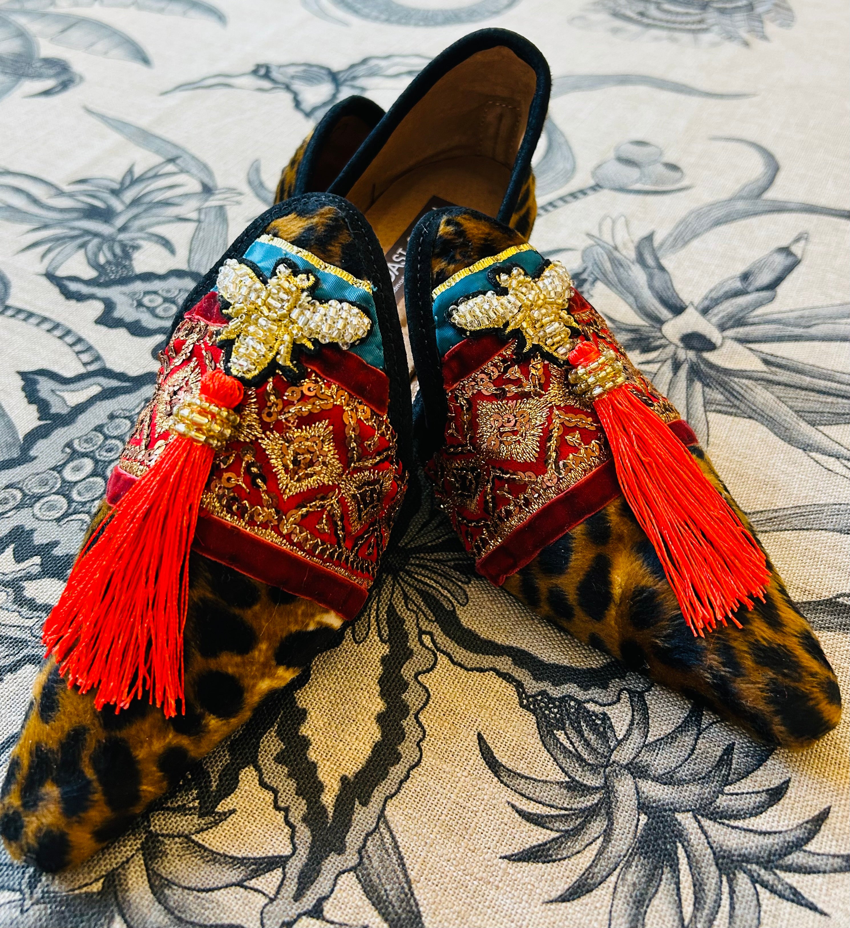 Leo with bee & tassel