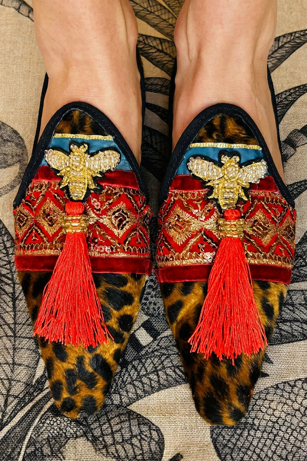 Leo with bee & tassel