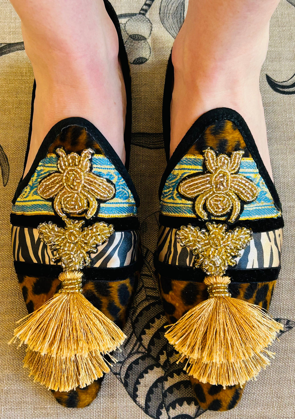 Leo with double bee & tassel