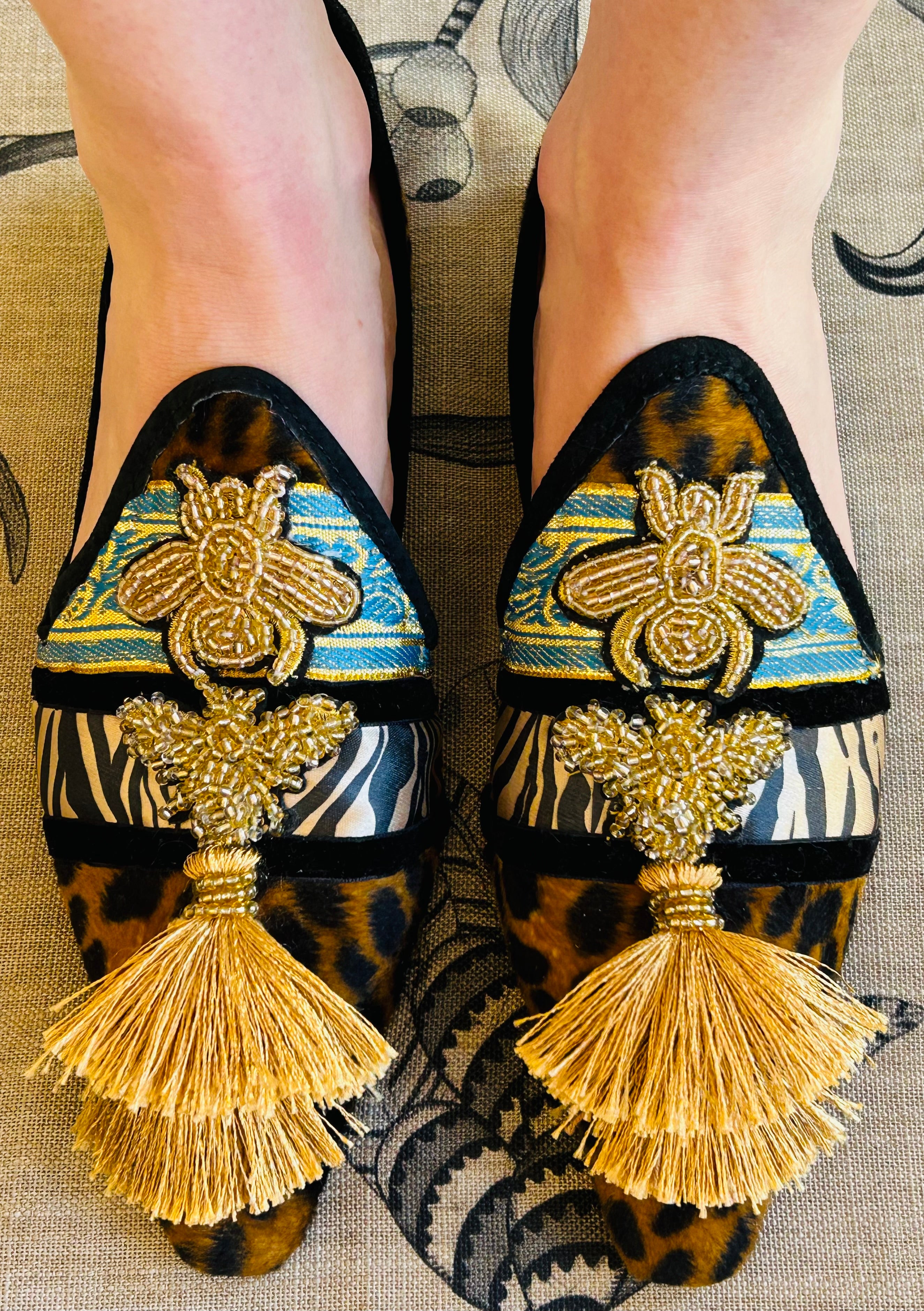 Leo with double bee & tassel