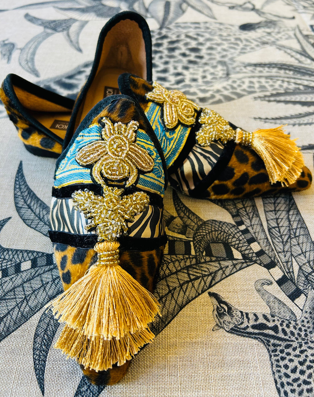 Leo with double bee & tassel