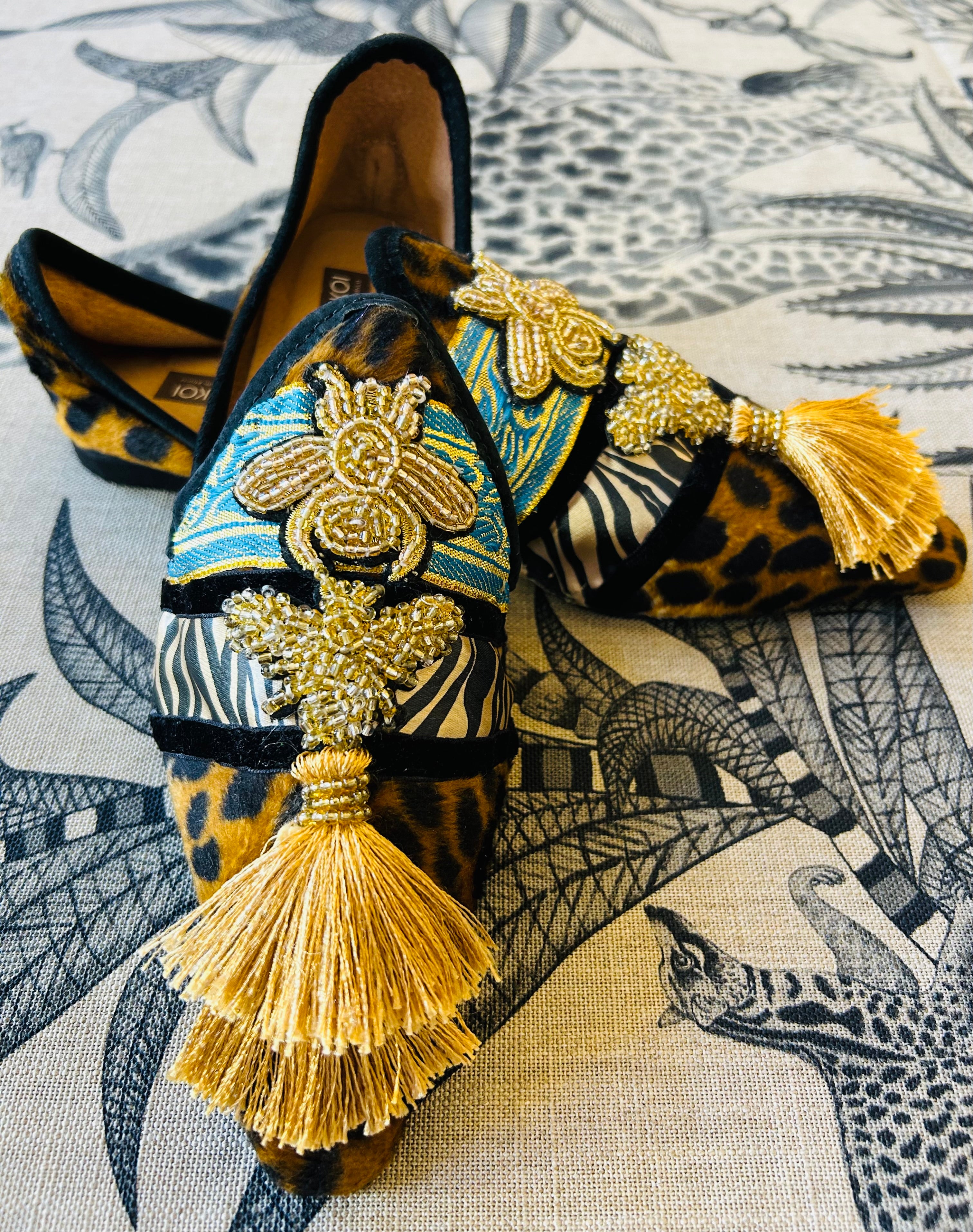 Leo with double bee & tassel