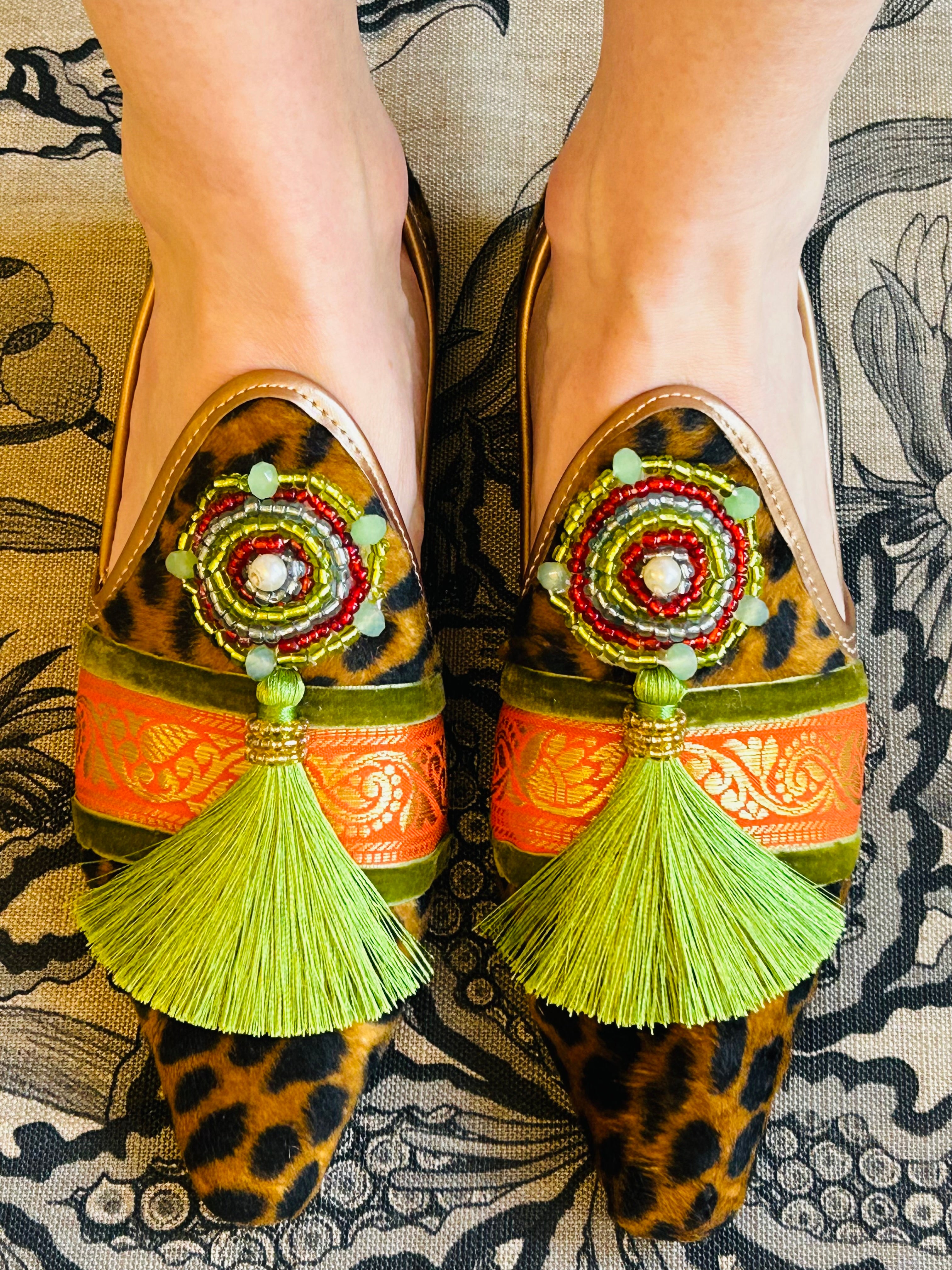 Leo with lime tassel