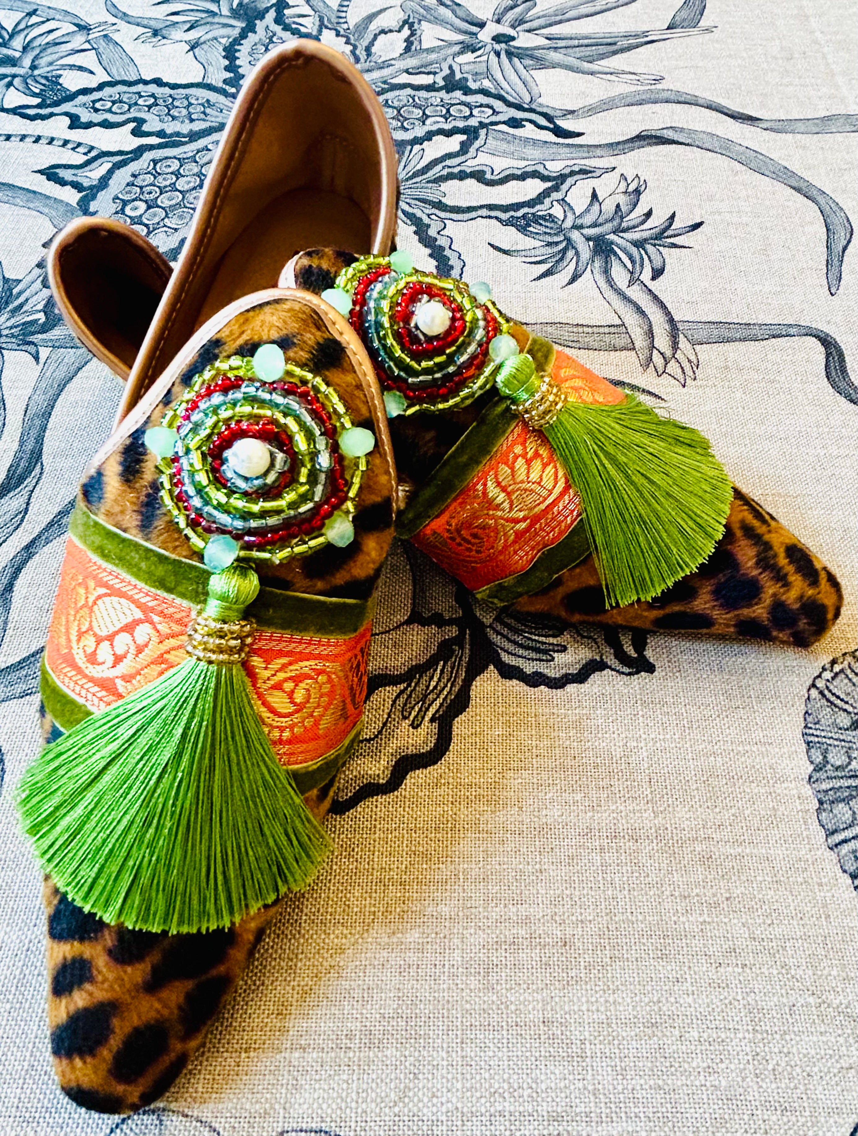 Leo with lime tassel