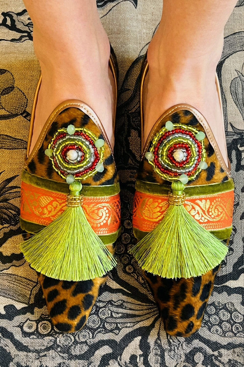 Leo with lime tassel