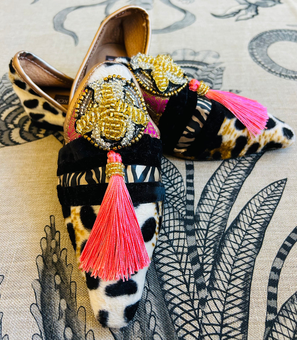 Snow Leo bee & coral tassel