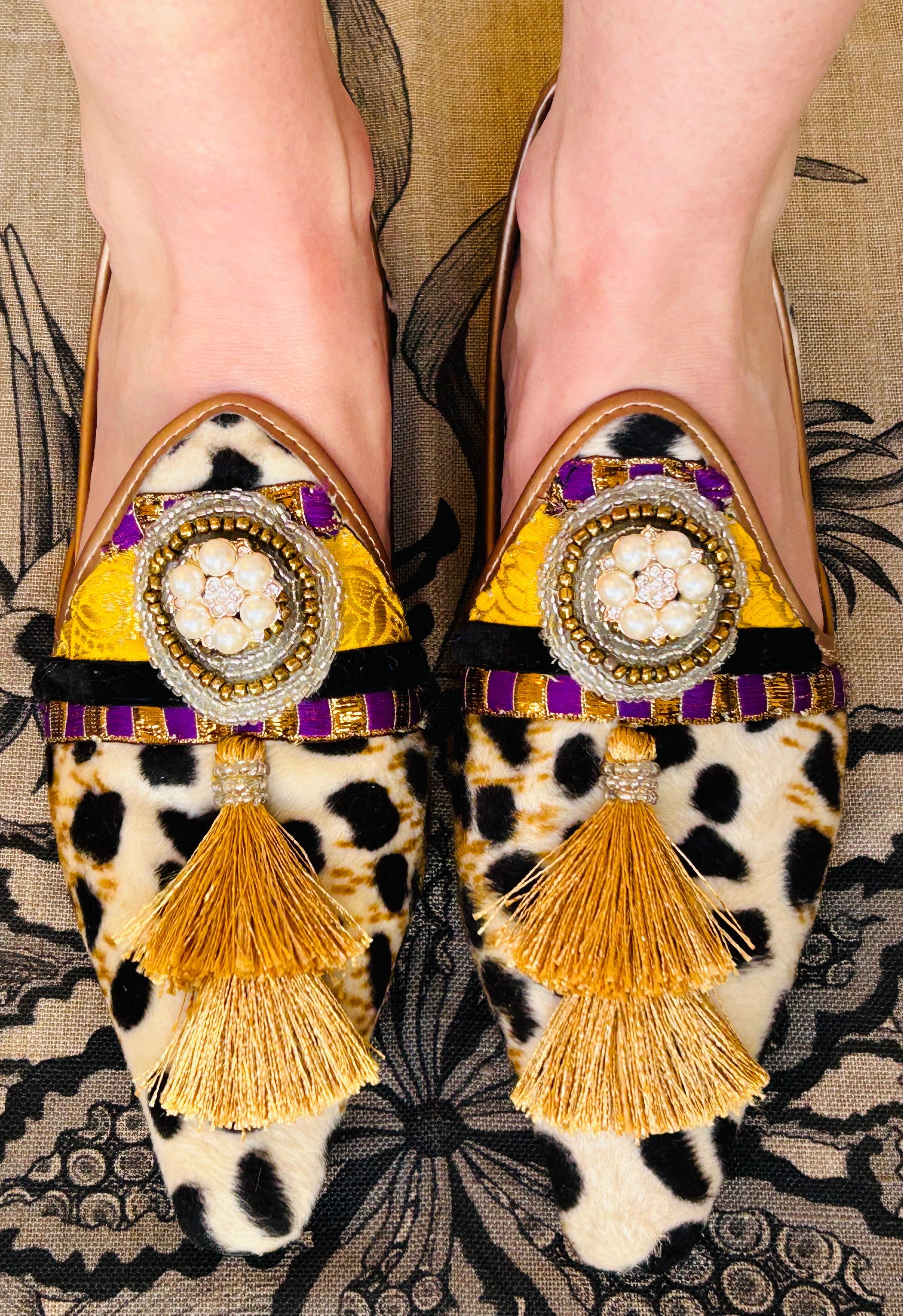 Snow Leo with double gold tassel