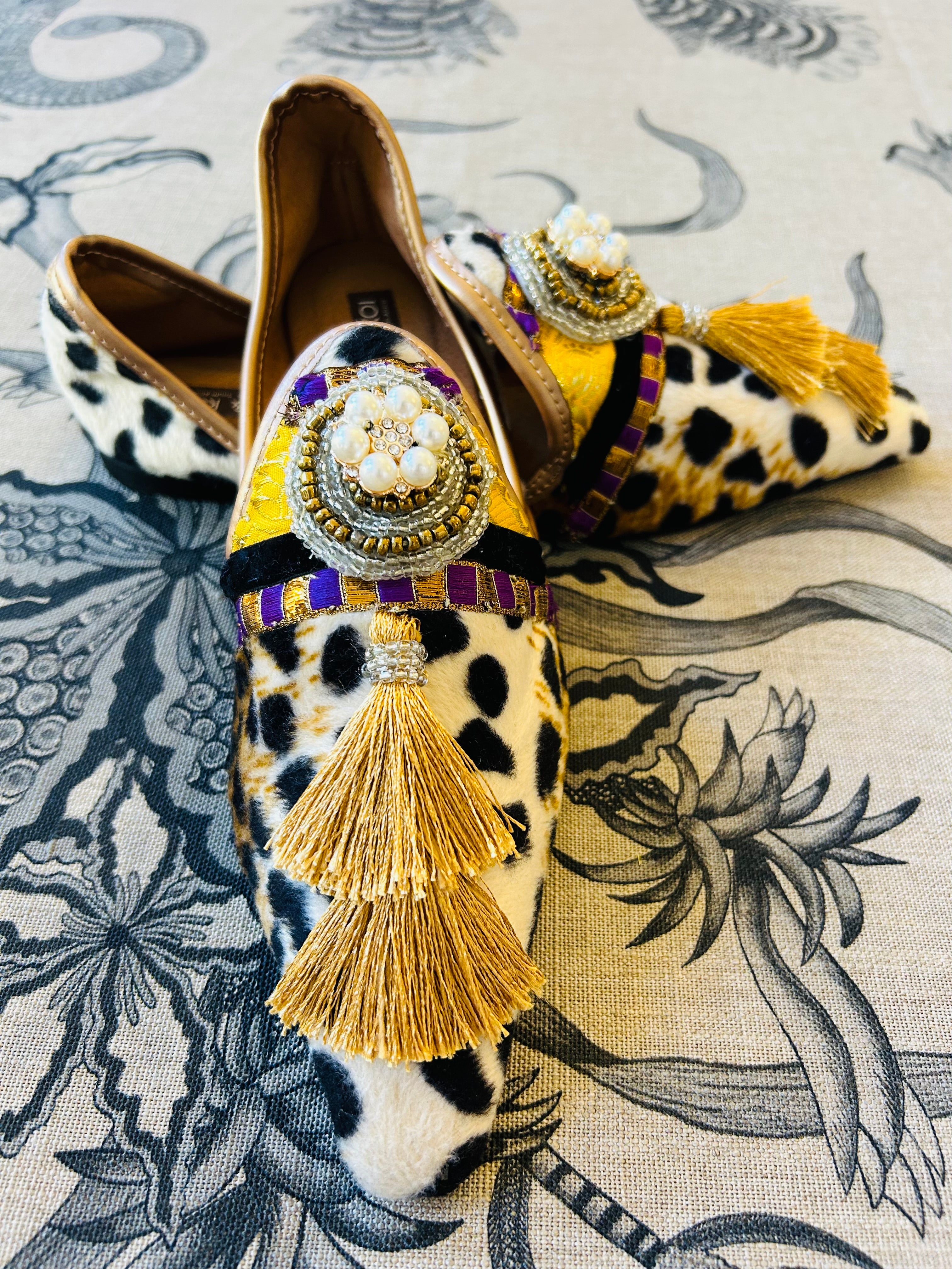 Snow Leo with double gold tassel