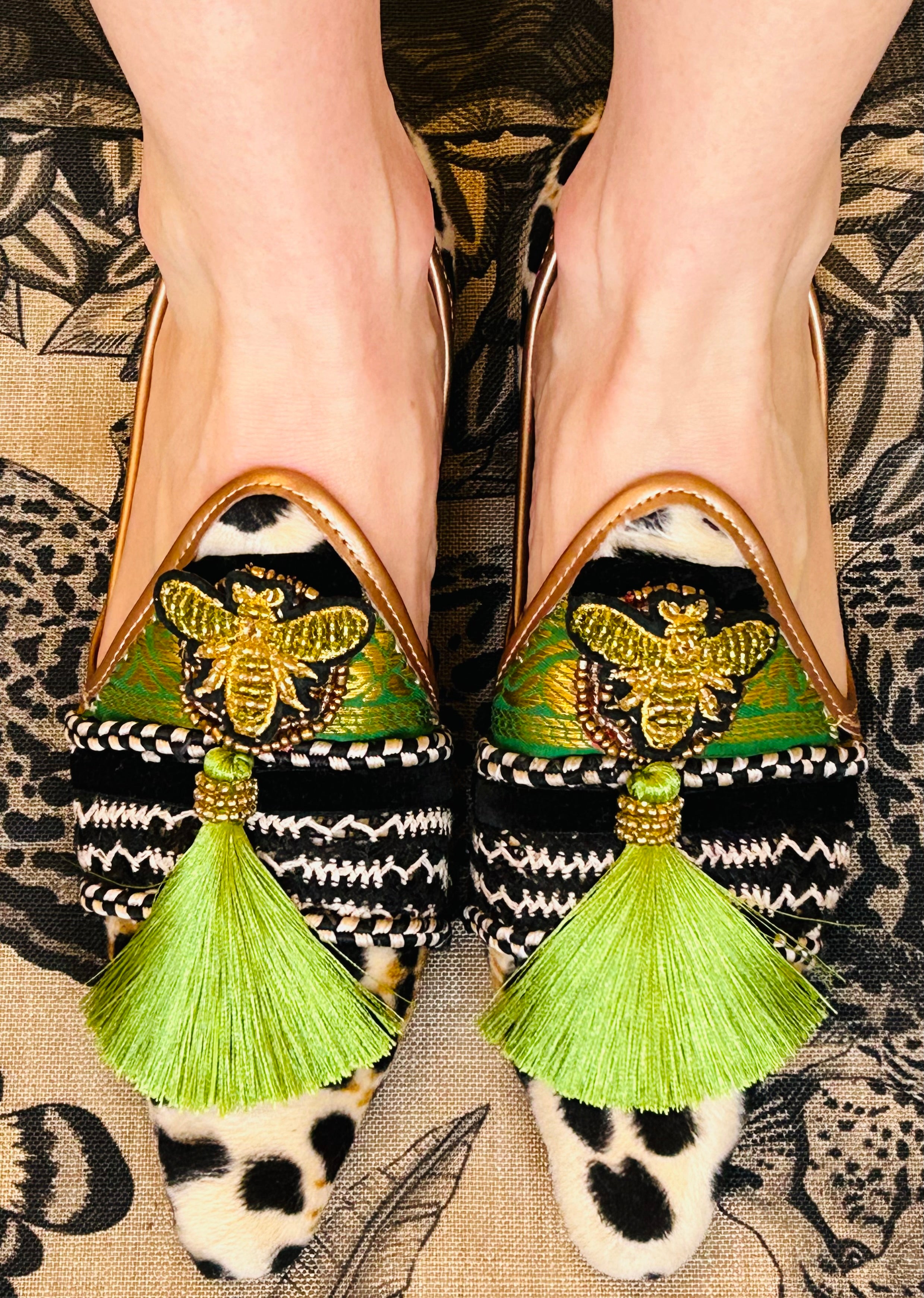 Snow leo with bee & lime tassel